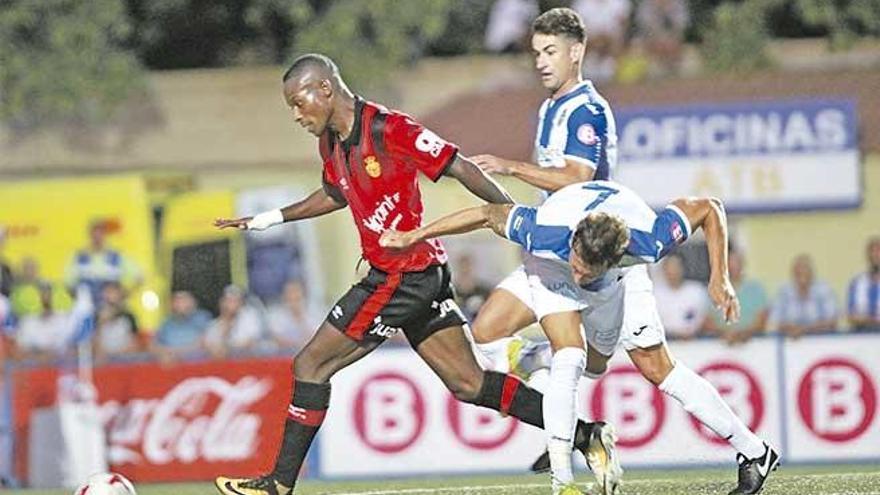 Cedric, que puede ser titular esta noche, se dispone a chutar en el derbi del pasado sábado.