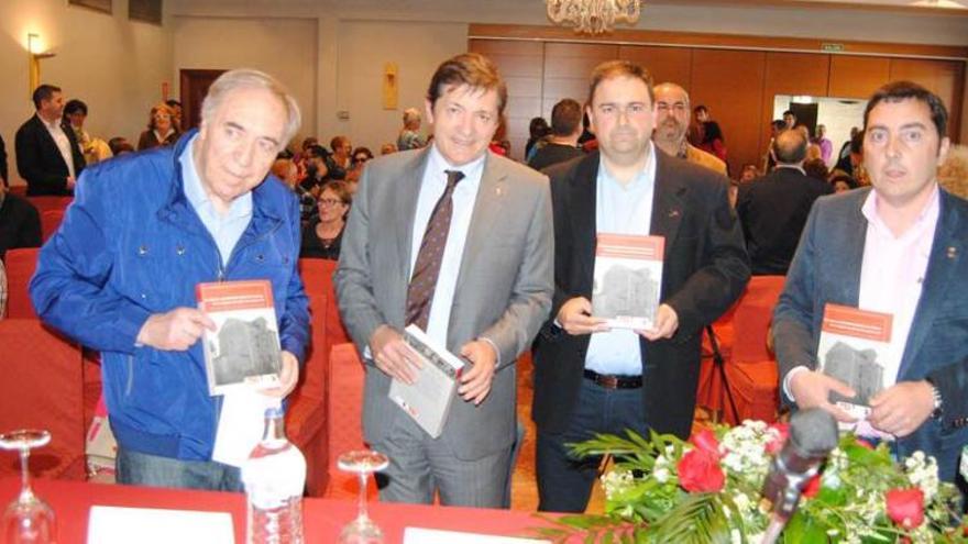 Adolfo Fernández, Javier Fernández, Alfredo Rodríguez y Gerardo Sanz, con el libro.