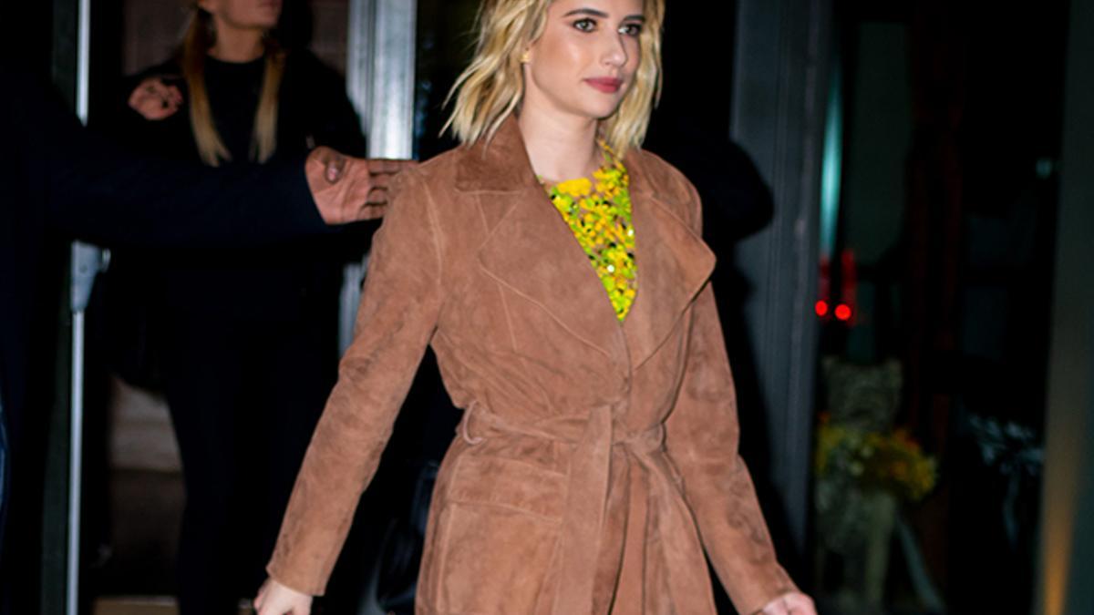 Emma Roberts con gabardina en Nueva York