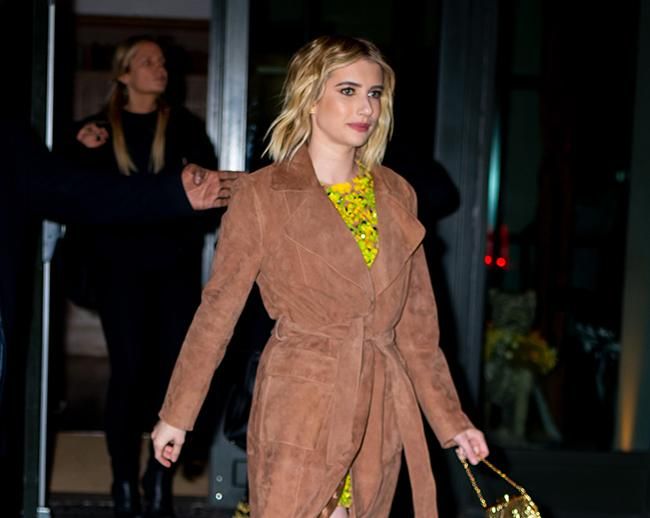 Emma Roberts con gabardina en Nueva York