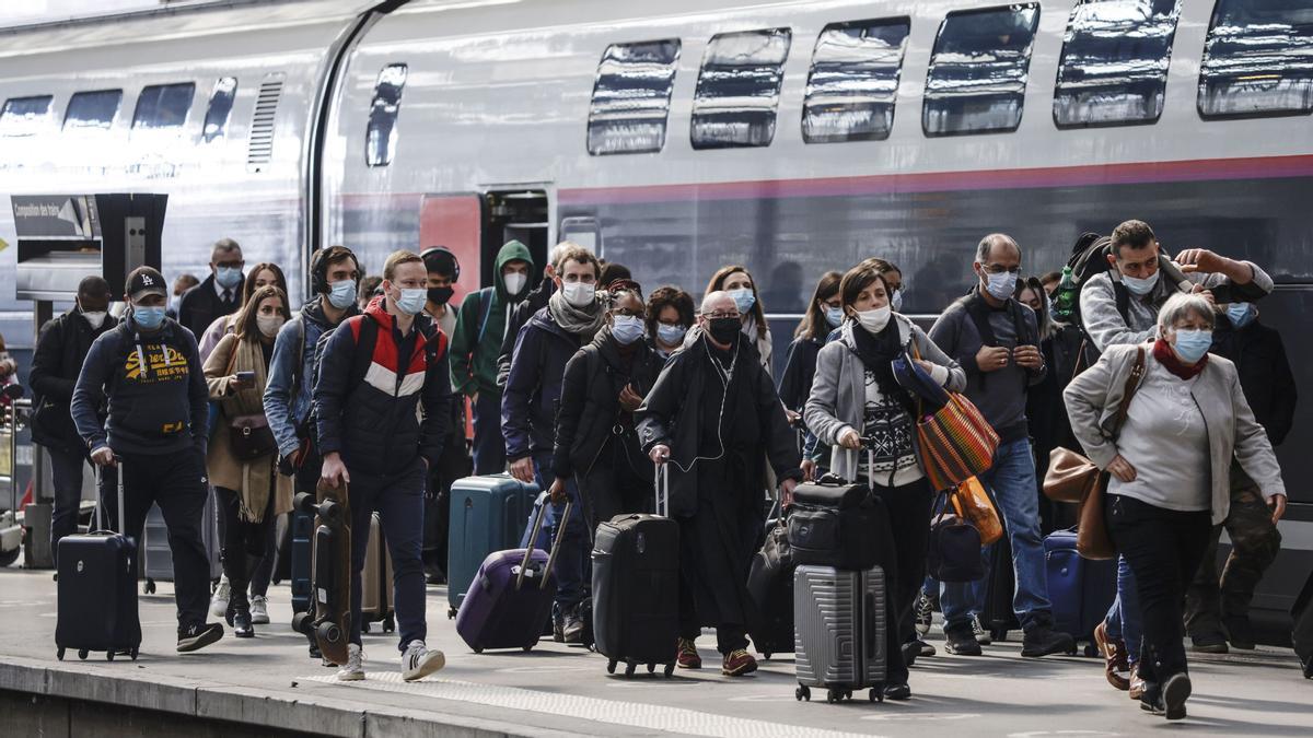 Pasajeros en la estación de tren de la Gare de Lyon en Paris, Francia, este invierno.