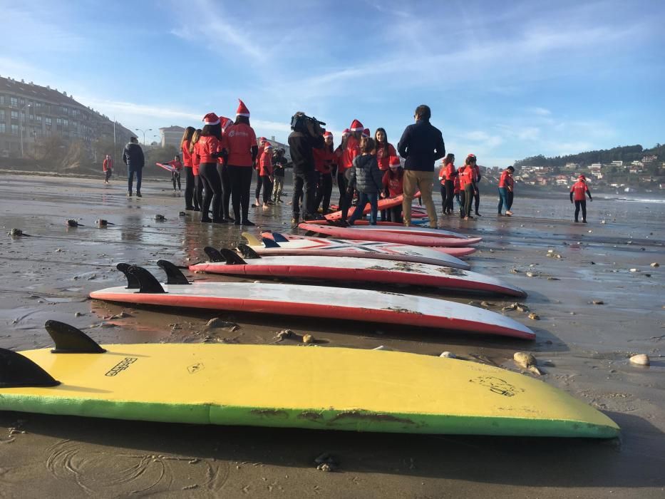 Papá Noel surfea en la playa de Patos