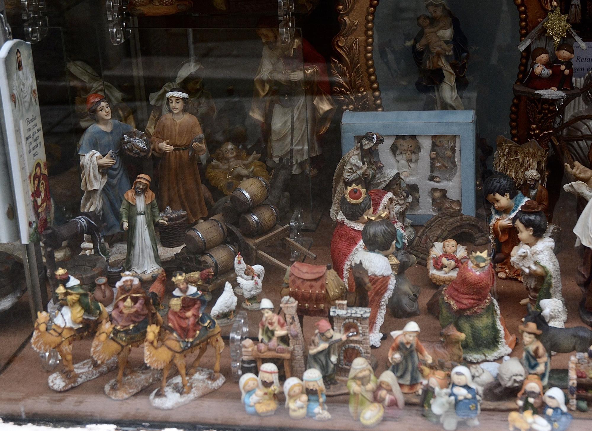 Nacimiento tradicional en un escaparate del centro histórico.