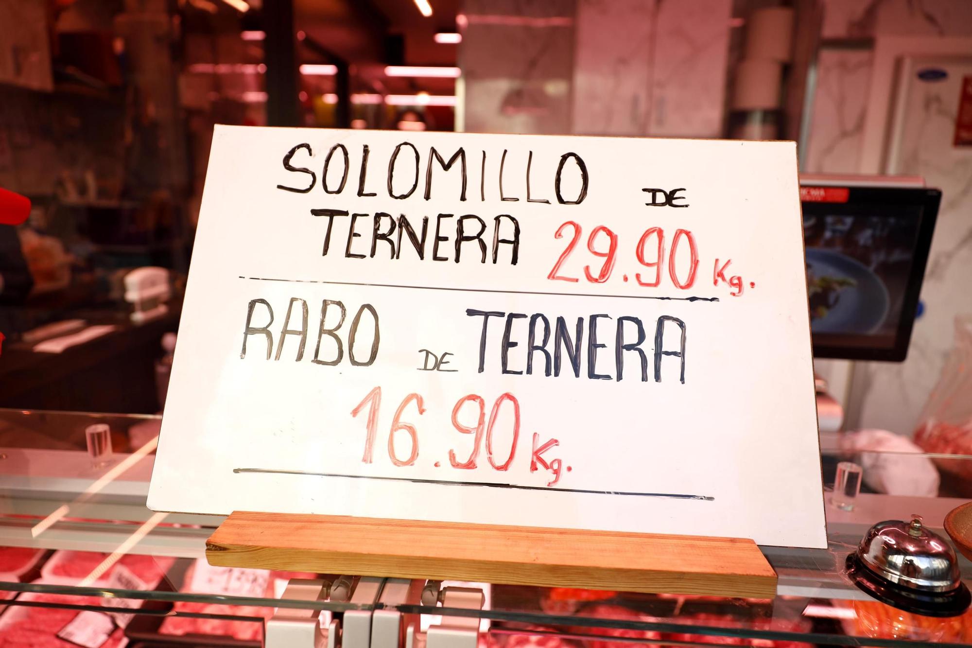 Las compras para Navidad se adelantan en el Mercado Central de Zaragoza