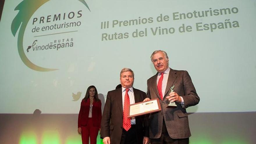 El presidente de la Ruta do Viño recoge el premio.