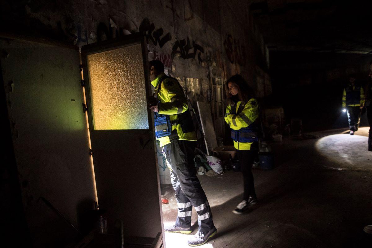 Voluntarios de la DYA atendiendo a Giorgio en la habitación en la que pasa las noches.