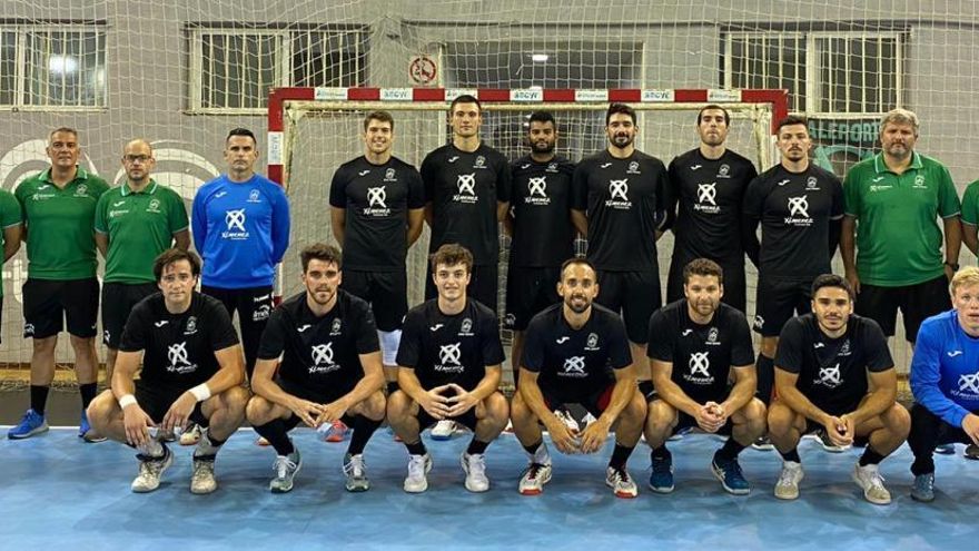 Jugadores y técnicos del Ángel Ximénez que participaron en el partido amistoso dispiutado en la cancha del Puerto Sagunto.