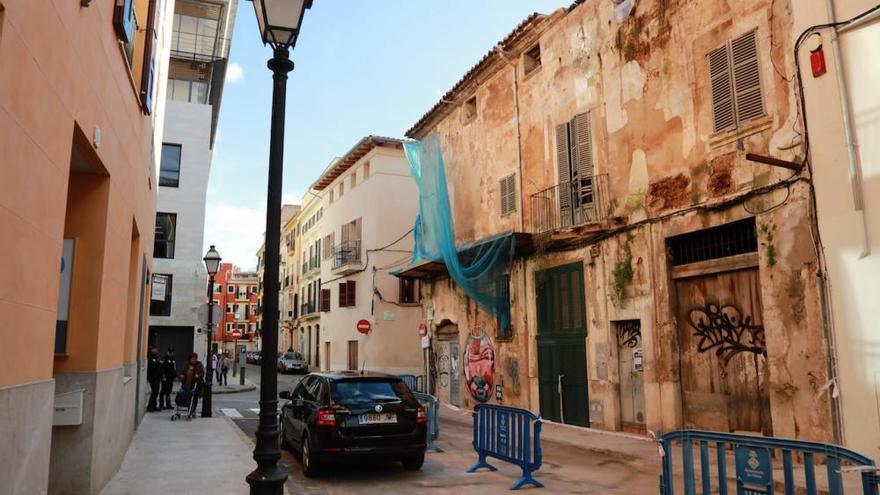 Cae parte de la fachada de un edificio abandonado en Palma