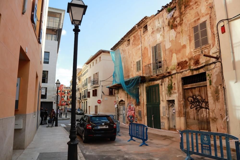 Cae parte de la fachada de un edificio abandonado en Palma