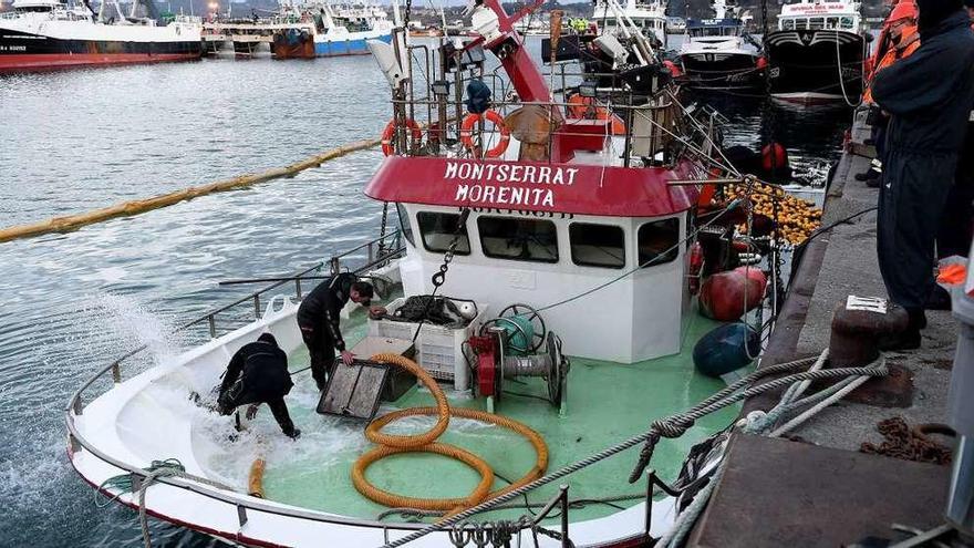 El barco, con agua en la cubierta tras ser reflotado con la ayuda de dos grúas. // V. Echave