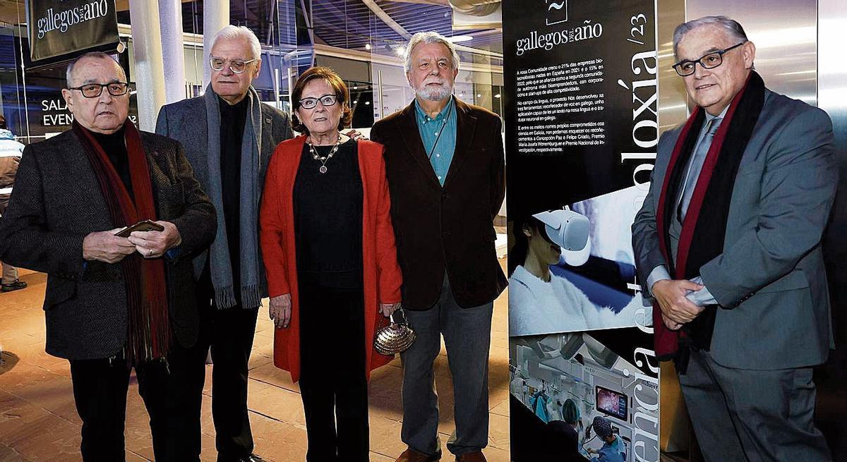 Anxo Tarrío, catedrático de Literatura; Víctor Freixanes, presidente de la Real Academia Galega; Blanca Ana  Roig Rechou, profesora ad honorem de la USC, el escritor Alfredo Conde y el periodista Alberto Barciela