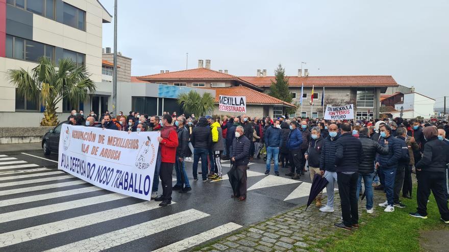 Conflicto de la mejilla: los bateeiros llevan sus protestas ante Rosa Quintana