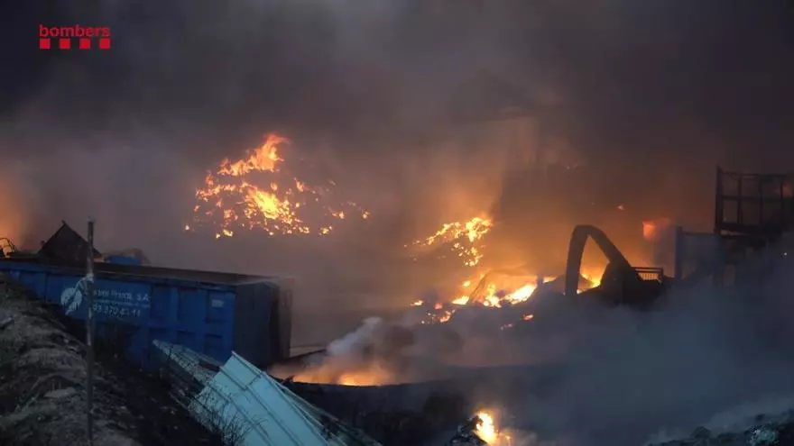 Imatges de les tasques d'extinció del foc a la planta de reciclatge de residus la nit de dimecres a dijous