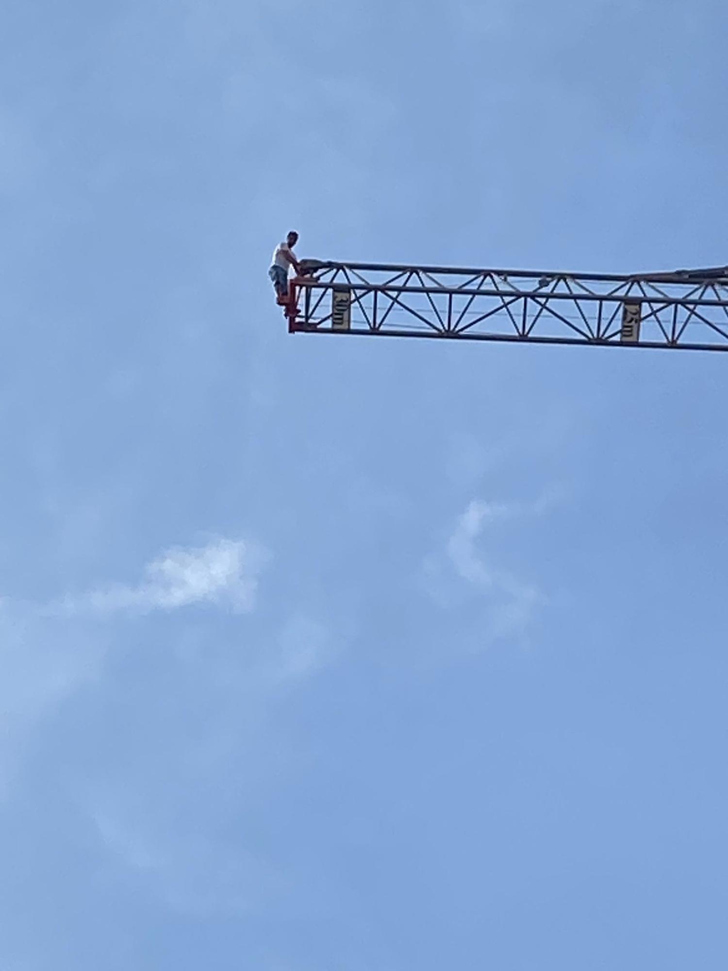 Rescatan a un hombre tras subirse a una grúa de la construcción en Xàtiva