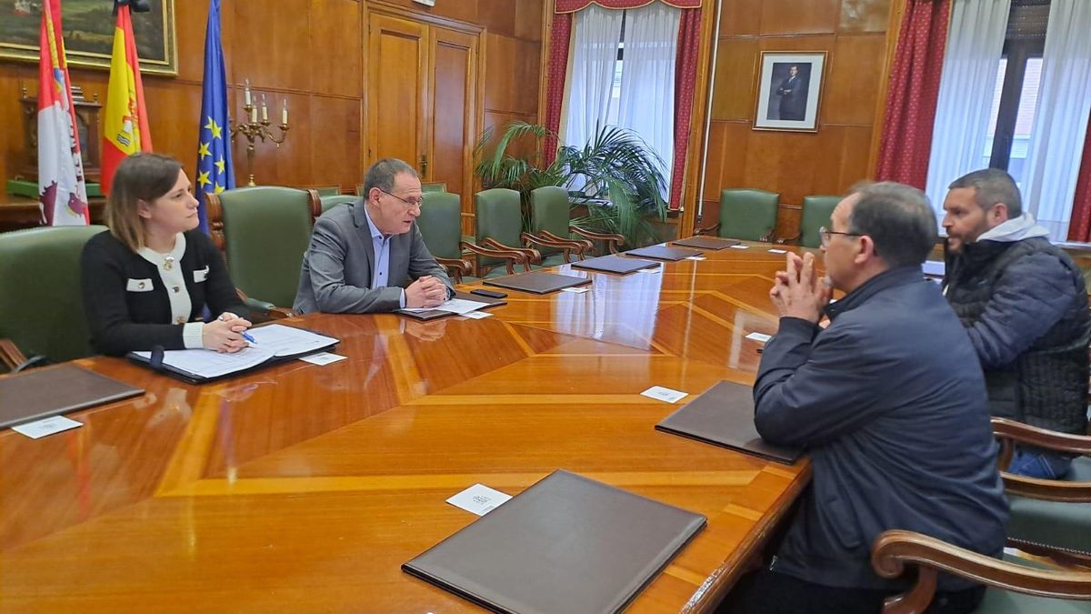 El subdelegado del Gobierno, según por la izquierda, en una reunión con alcaldes de pueblos afectados