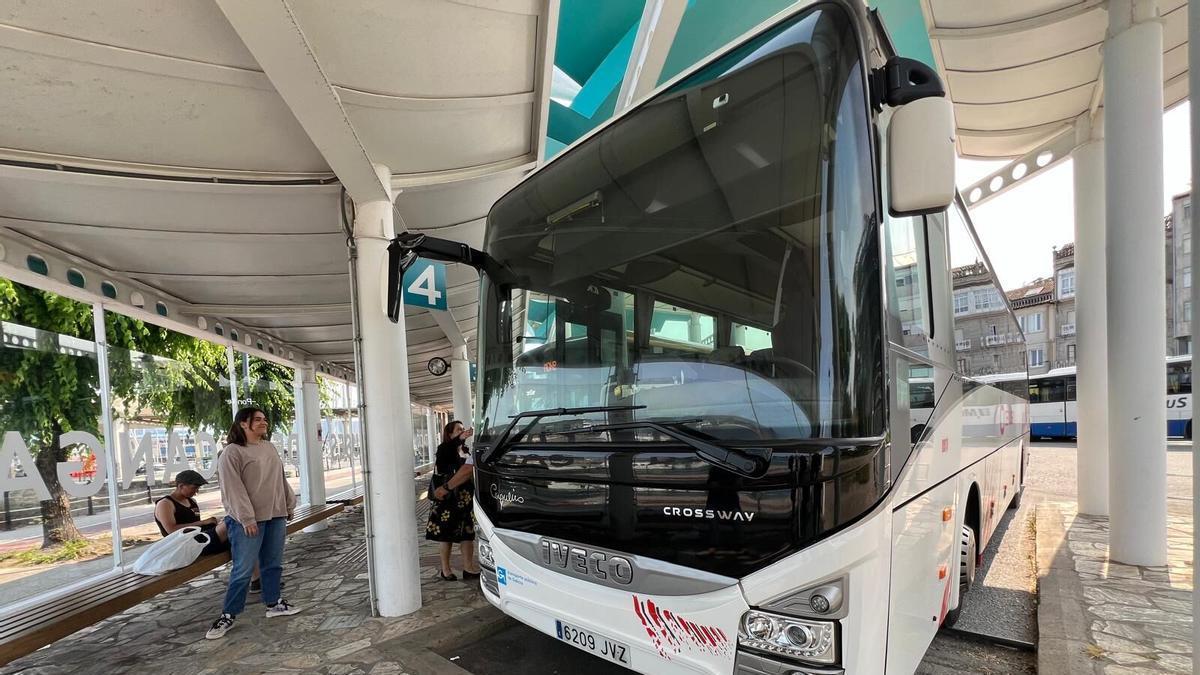 La alcaldesa de Cangas en la estación de autobuses para el refuerzo a las playas
