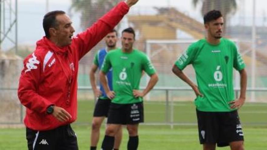 José Luis Oltra, durante un entrenamiento