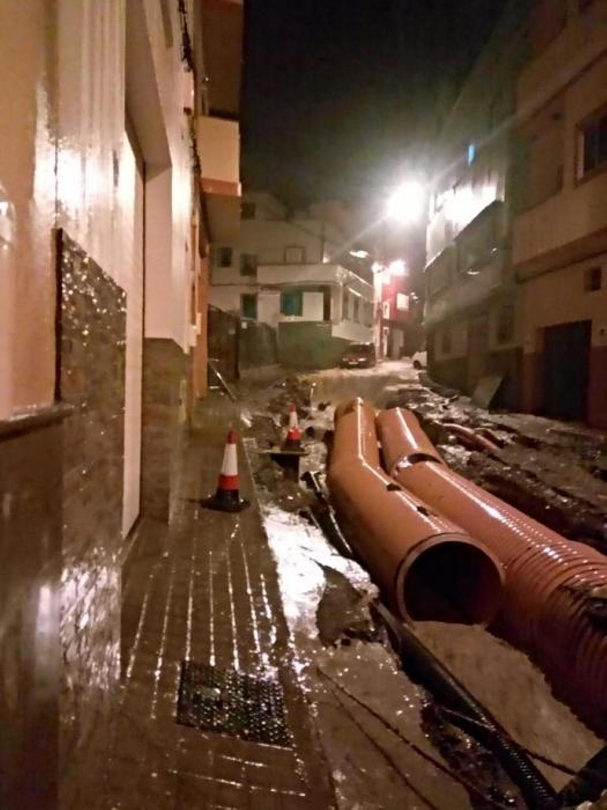 La lluvia hunde la calzada en Casa Ayala