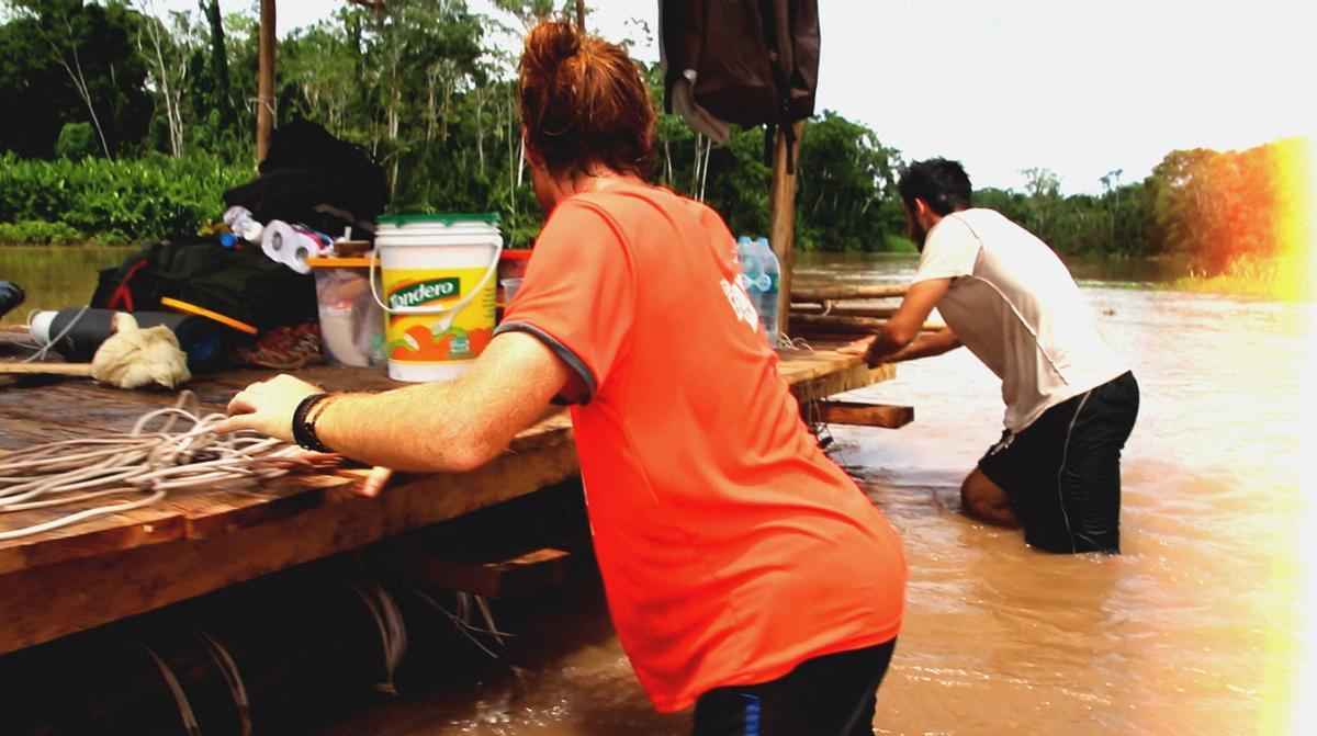 L'Aleix Badia (al centre) i en Pere Tió (a la dreta) empenyent l'embarcació