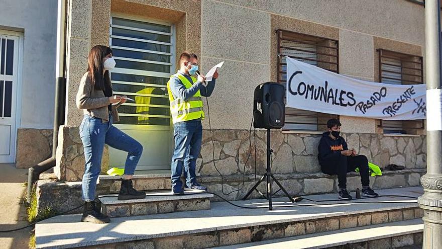 Los portavoces de “Comunales libres” leen el manifiesto. | A. S.