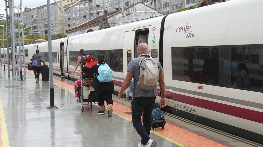 Un servicio de alta velocidad, en la estación ourensana con destino a Madrid.