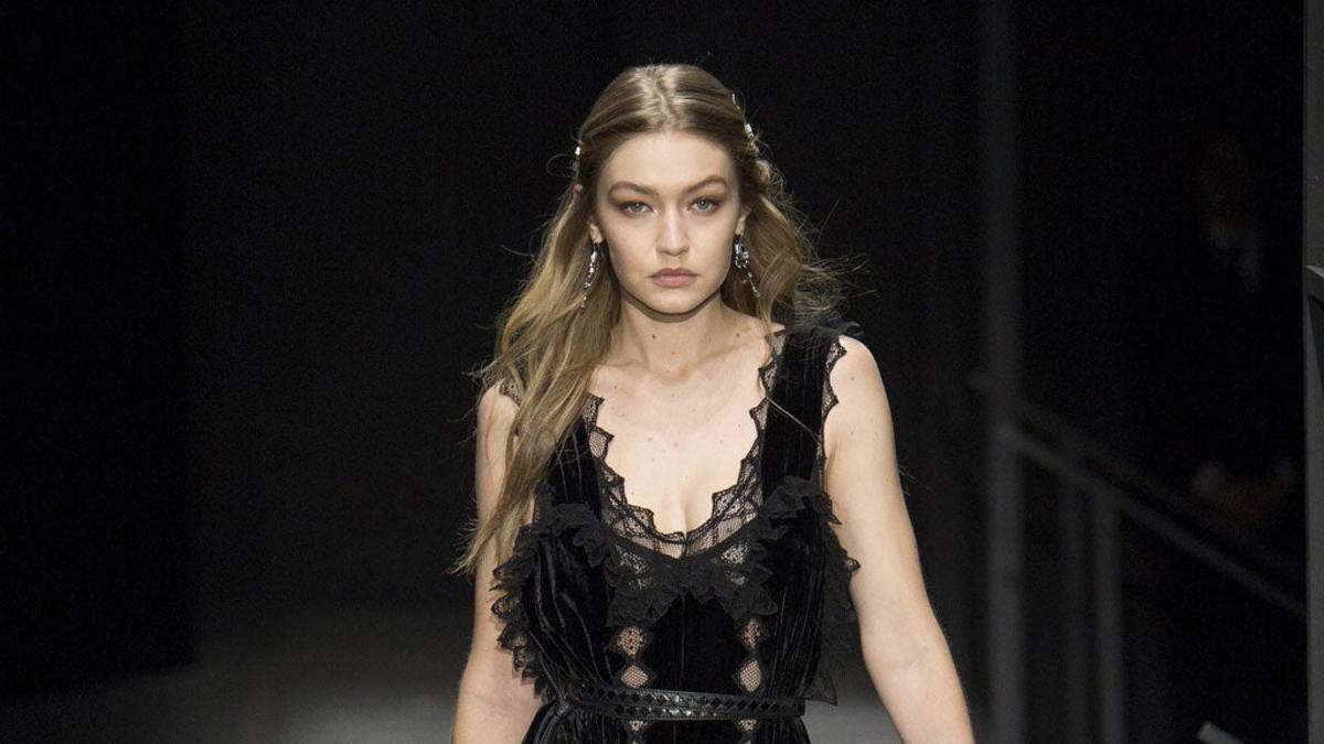 Gigi Hadid en el desfile de Bottega Veneta en la NYFW