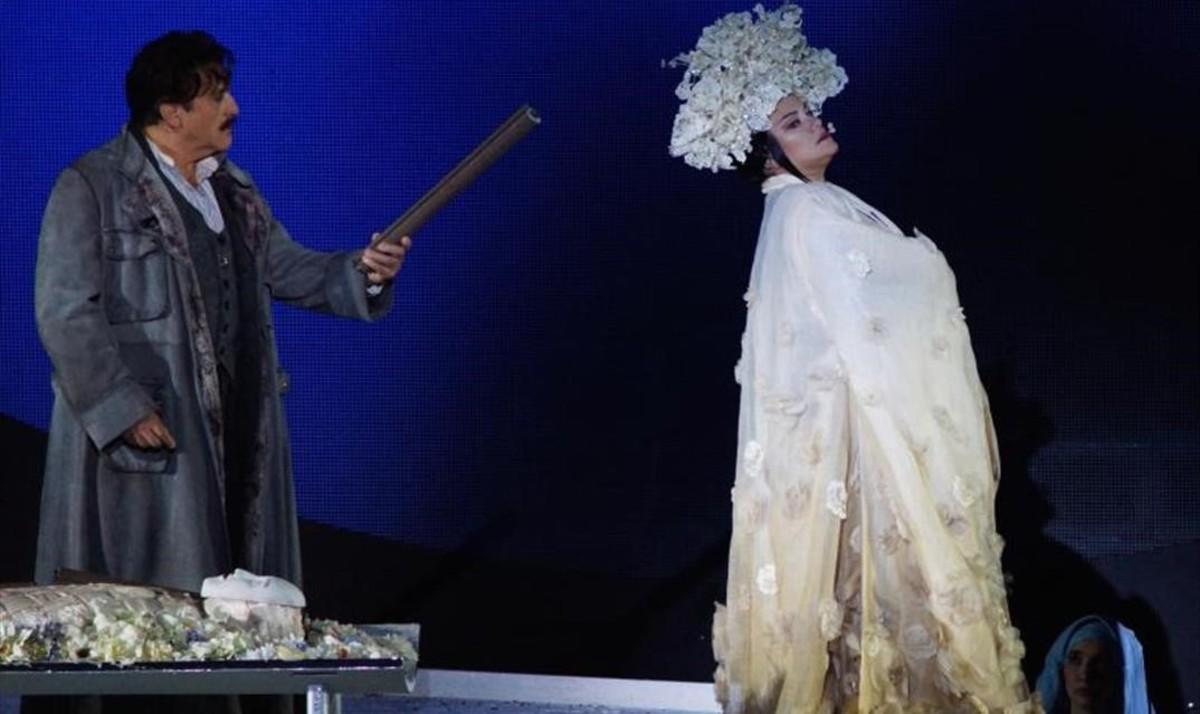 Rafel Rojas (Calaf) y Mlada Khumoley (Turandot), en una escena de la ópera ’Turandot’ representada en el escenario sobre el lago de Constanza, del Festival de Bregenz.