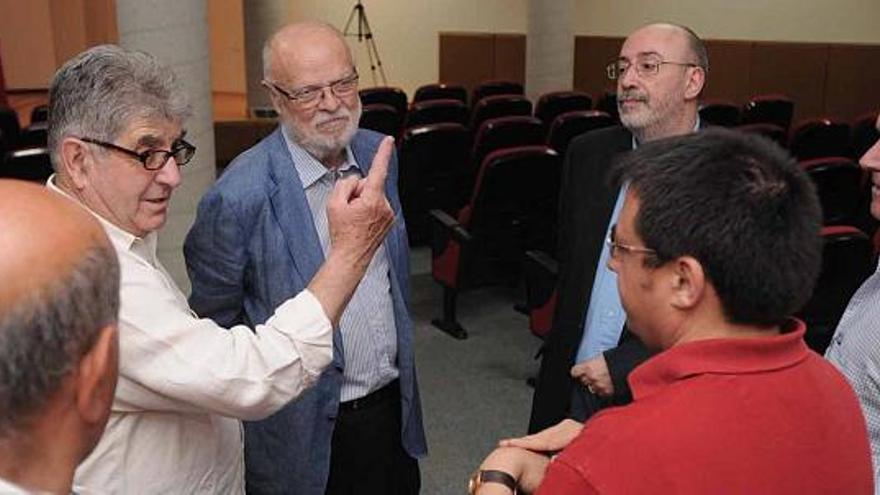 En el encuentro sobre urbanismo de ayer en Almoradí participó el magistrado emérito José Antonio Martín Pallín, en el centro .