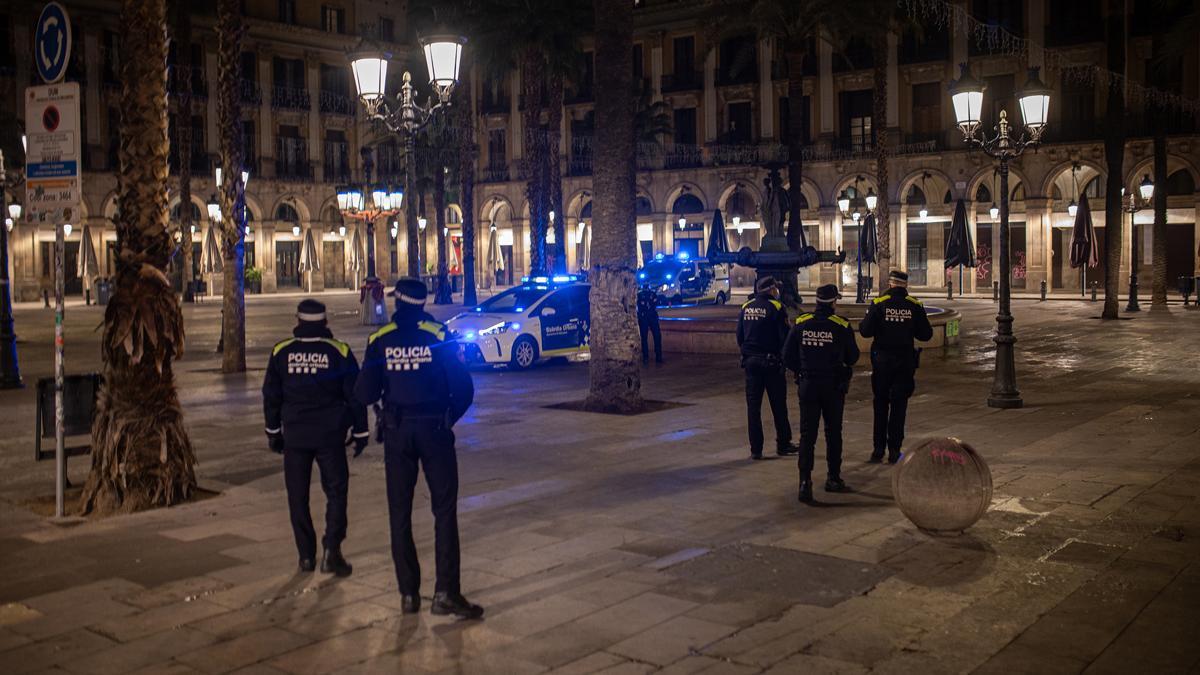 La plaza Reial llena de agentes de la Guardia Urbana