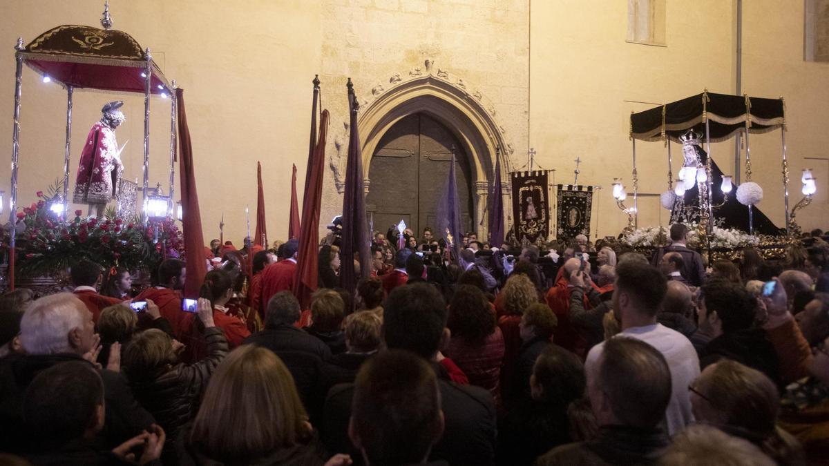 Momento del Encuentro ante la puerta gótica de Sant Francesc