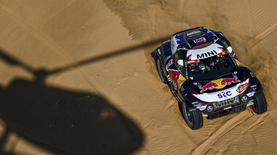 Carlos Sainz sufre un problema de motor en la segunda etapa del Dakar.