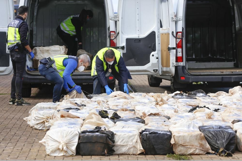 El "karar", abordado en alta mar y en el que se transportaba la droga, llegó ayer al puerto de Vigo . // Ricardo Grobas