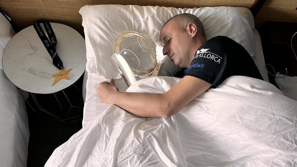 Antonio Vadillo duerme con el trofeo y la estrella de la Champions.