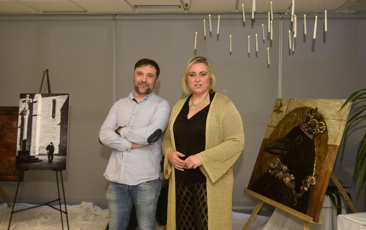 Luis Barca y Gabriela Laura Palumbo con dos de sus obras.