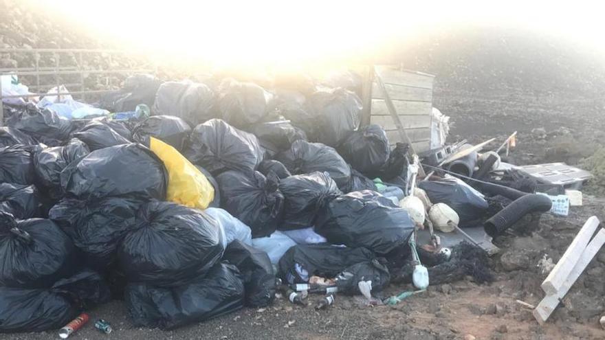 AM-CC denuncia la acumulación de basura en la Isla de Lobos