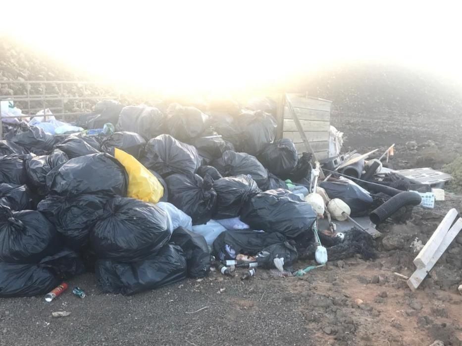 Basura en distintas partes de la Isla de Lobos