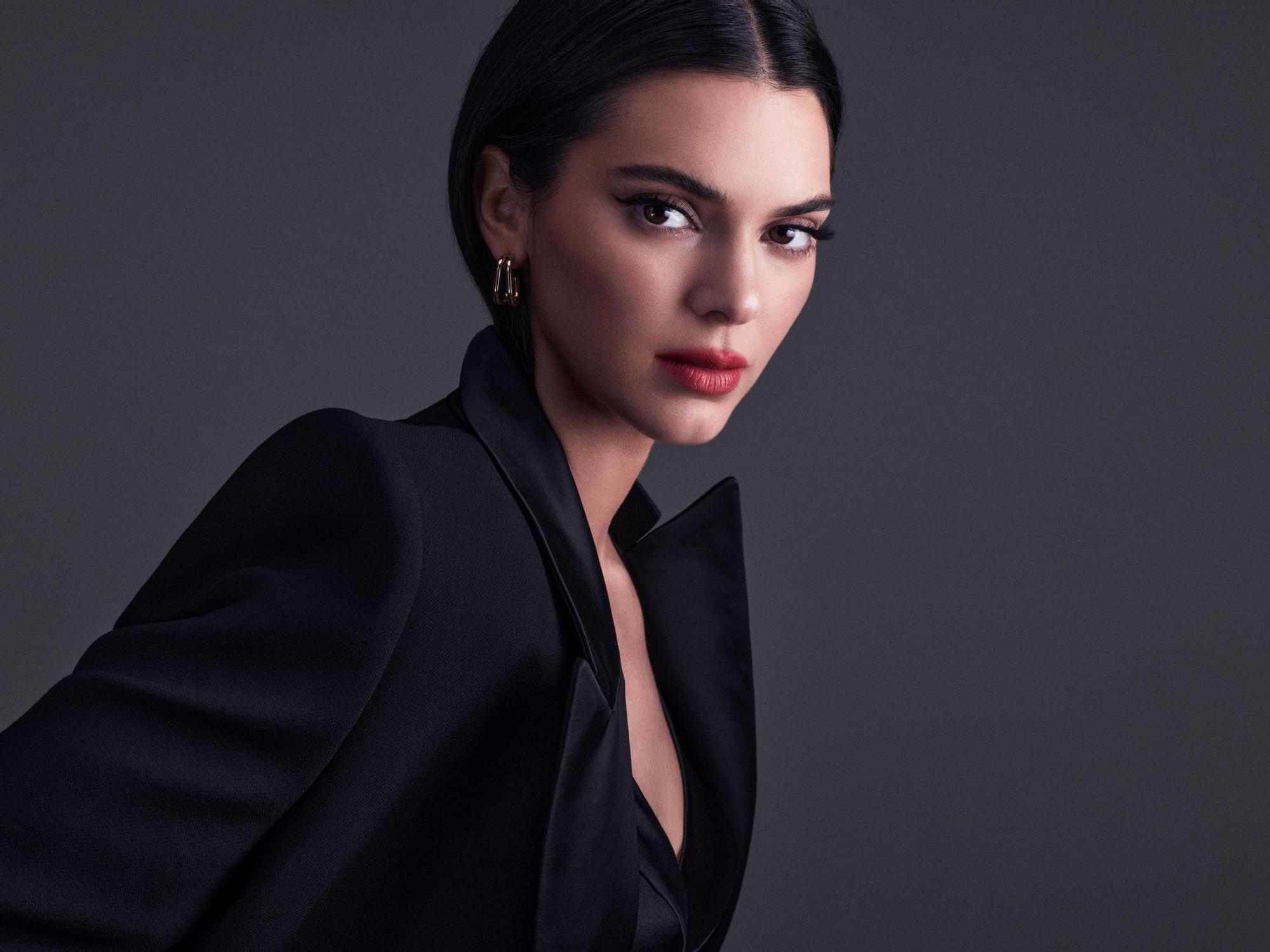 Kendall Jenner presume de pestañas XXL