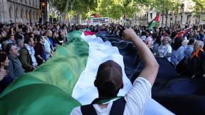 Concentración delante de la Universitat de Barcelona en la Gran Vía, bajo el lema Todos los Ojos sobre Rafah, para denunciar el genicidio del estado de Israel contra la población palestina de Gaza