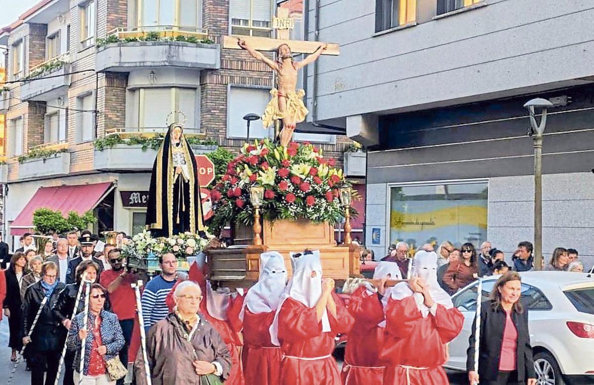 Cristo Crucifacado y Virgen Dolorosa procesionando en Silleda Cristo Crucifacado y Virgen Dolorosa procesionando en Silleda