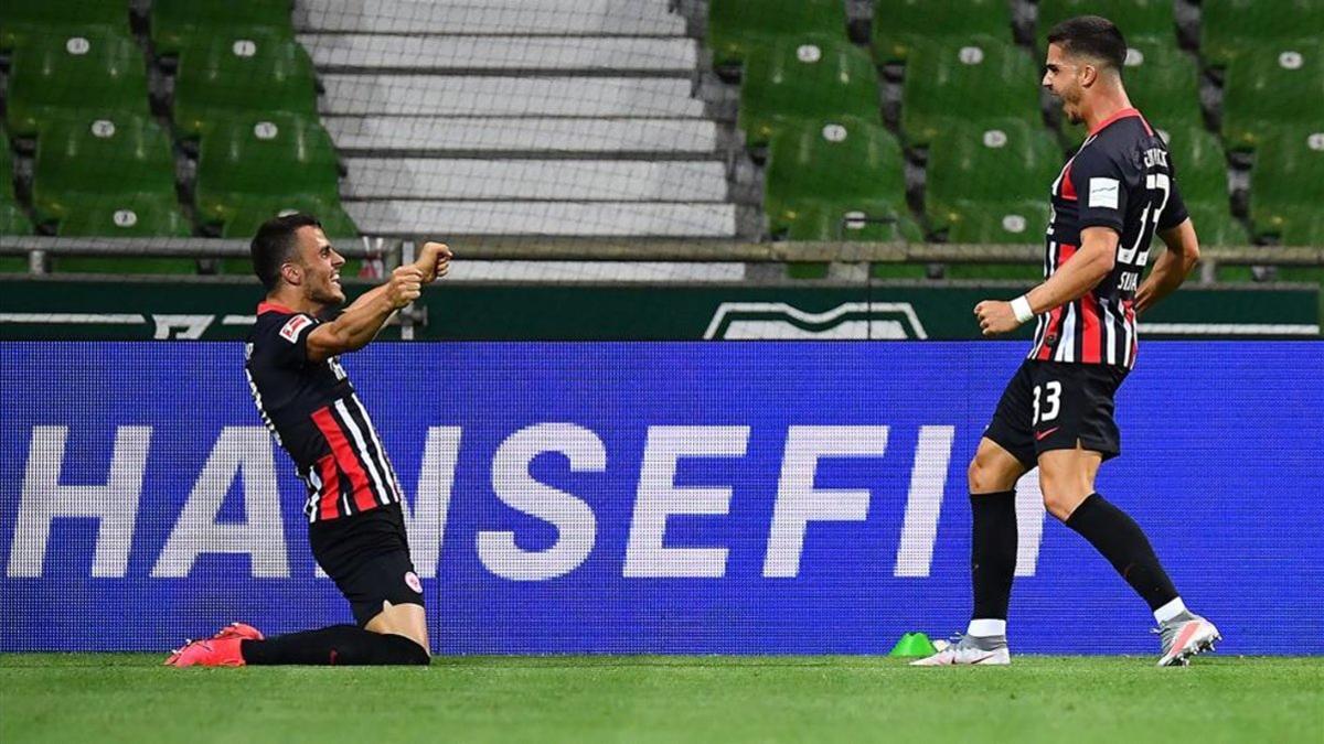 André Silva, derecha, celebra el primer gol