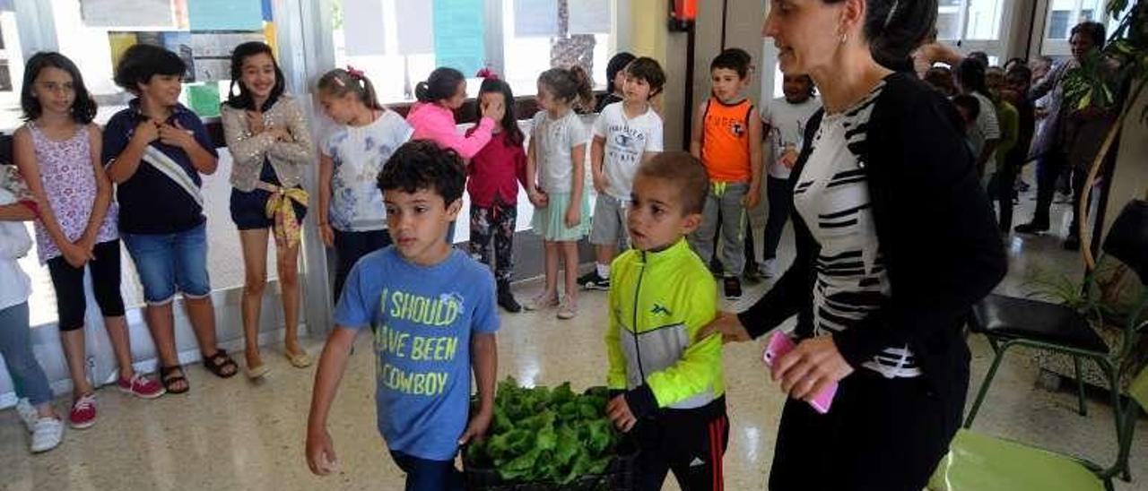 Dos alumnos participan en la acción solidaria. // Iñaki Abella