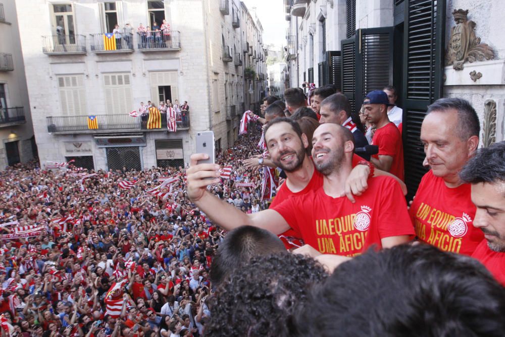 Parlaments dels jugadors del Girona al balcó de l'ajuntament