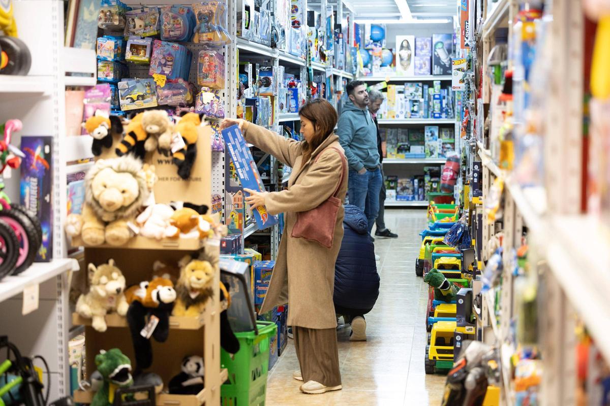 Galería de imágenes de una juguetería en la previa de Navidad y Reyes