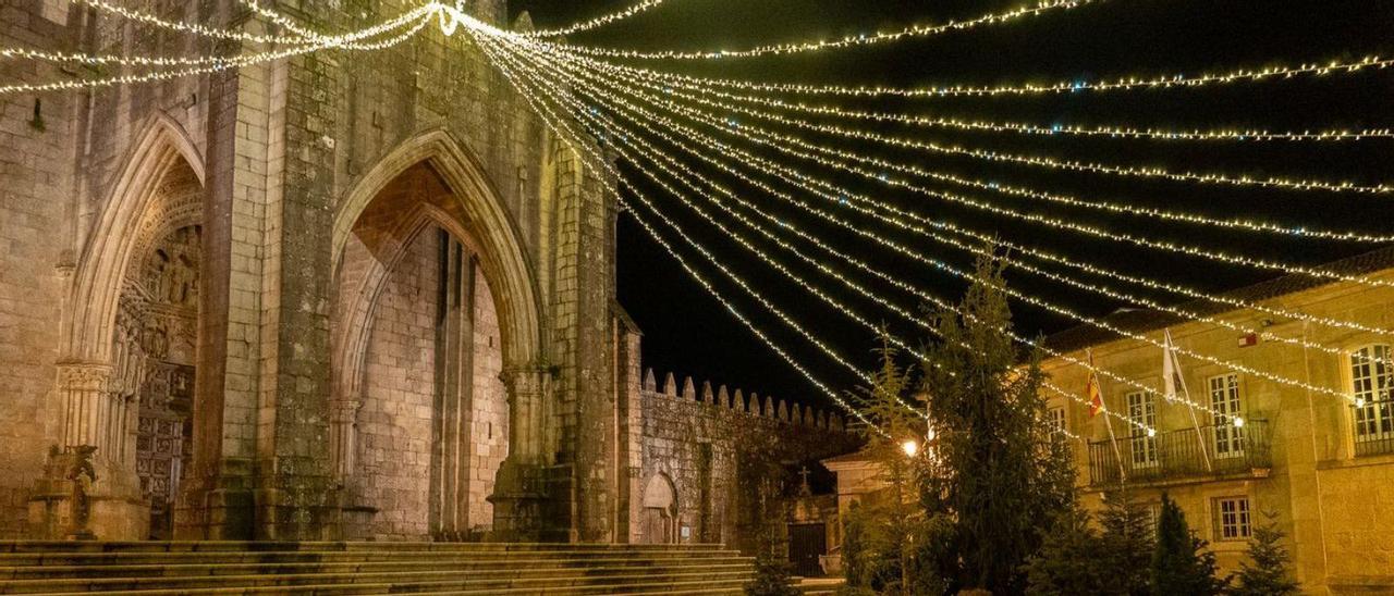 La catedral de Tui, iluminada este año por la Navidad. // FdV