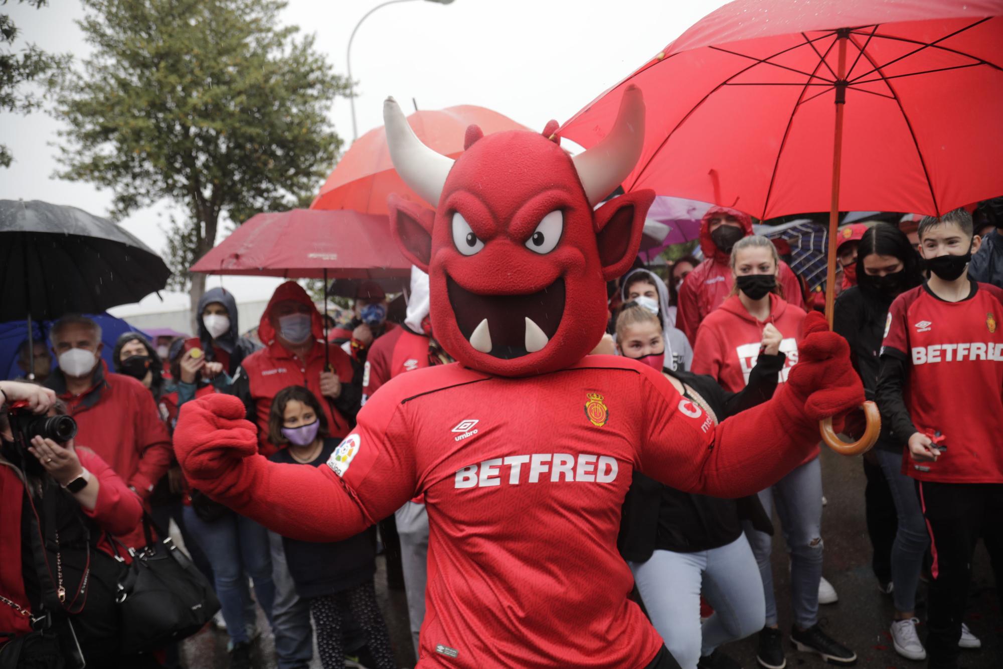 La afición del Real Mallorca recibe a los jugadores en Son Moix pese a la lluvia