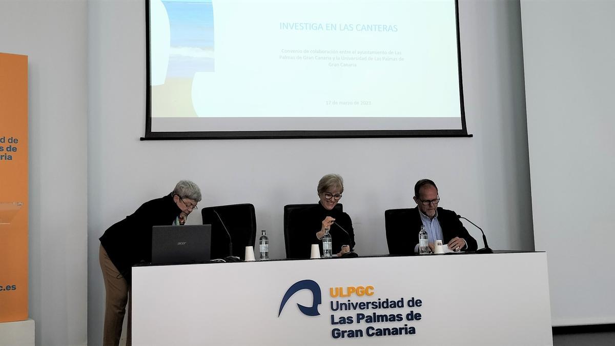 Presentación del Estudio 'Investiga Las Canteras' en el Aula de Piedra del Rectorado. De izquierda a derecha Enma Pérez-Chacón, Marisol Izquierdo y José Eduardo Ramírez.