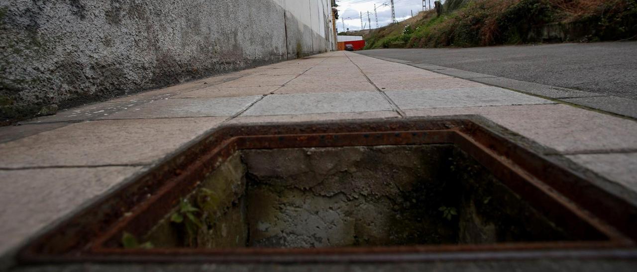 Una alcantarilla sin tapa, en una zona empresarial de Avilés.