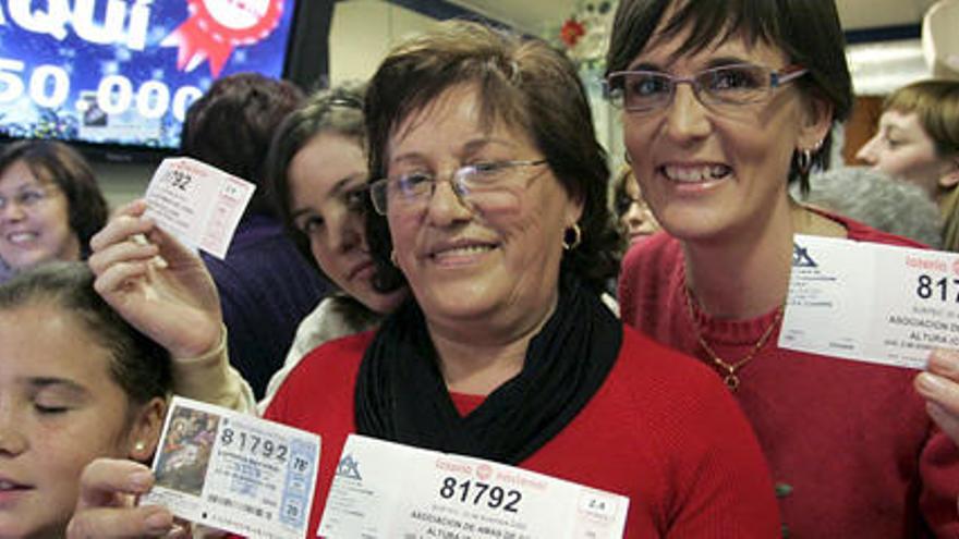 La Asociación de Amas de Casa de Altura (Castellón) repartieron 90 series del quinto premio de la Lotería de Navidad de 2008.