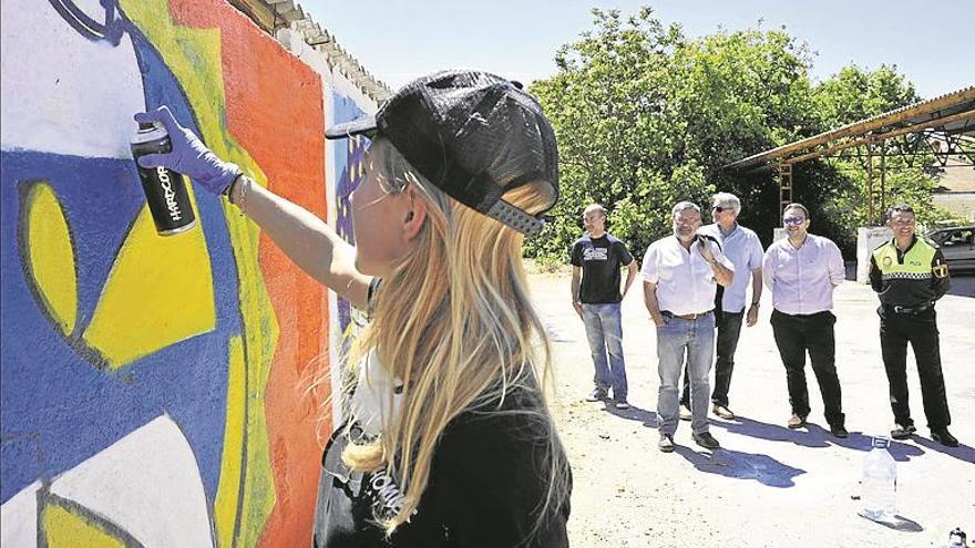 ‘graffitis’ en tetuán xiv promocionan la policía local