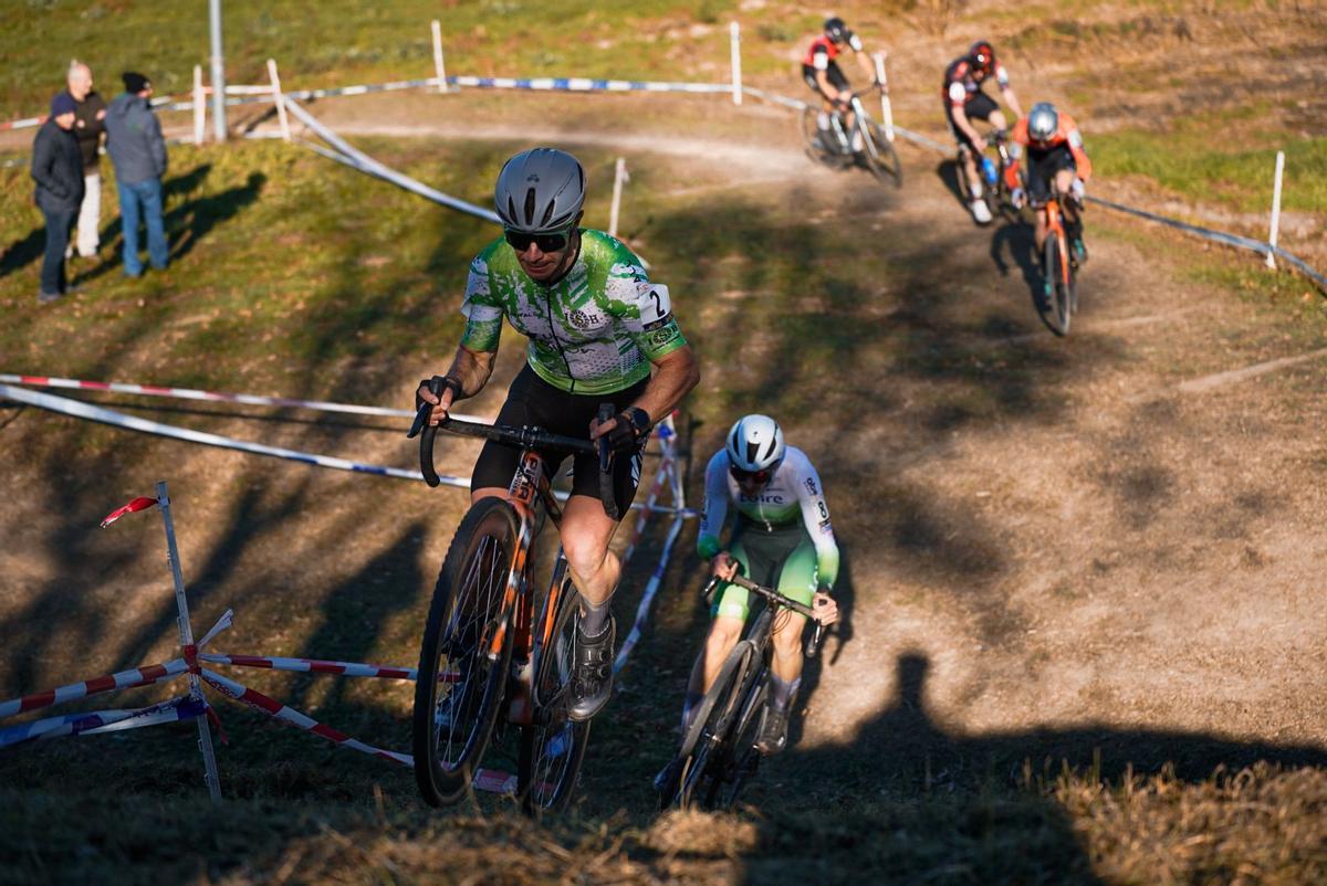 Mario Junquera, en primer término, durante el ciclocross de Vic